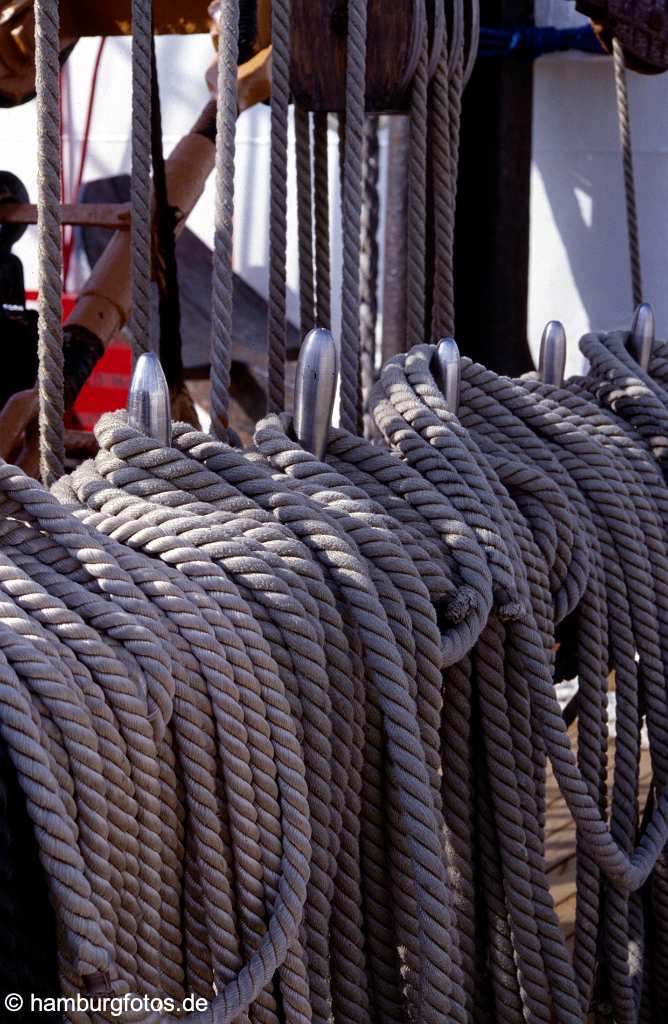 id10479 Tauwerk auf einem Windjammer