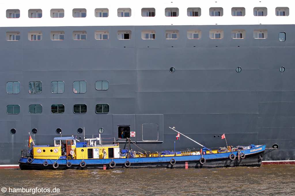 id106959 Hamburg | Bordwand der Queen Mary 2 beim absaugen von Altoel