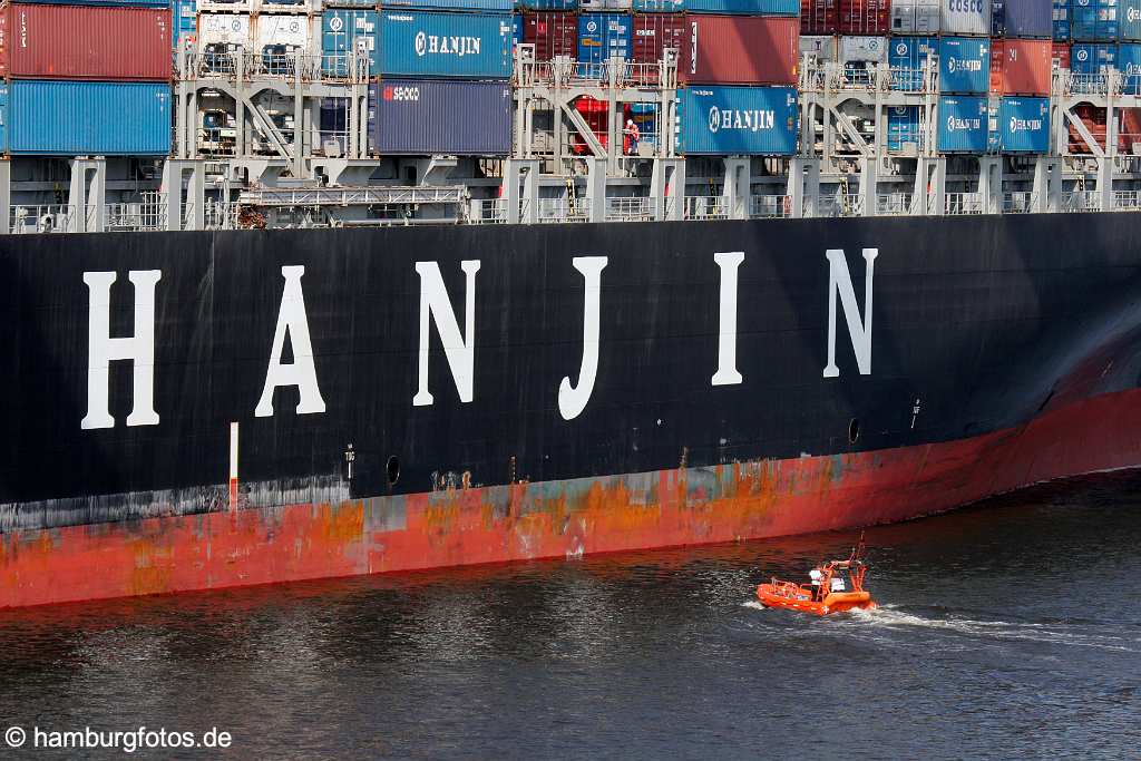 id106983 Hamburg | Containerschiff der Reederei HANJIN, Waltershofer Hafen, Schlauchboot an Steuerbord