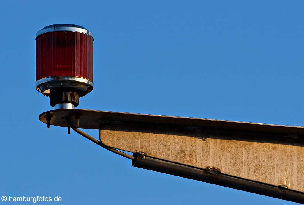 id114351 Backbord-Positionslicht an einem Schiff, Detailaufnahme. Hintergrund: blauer Himmel