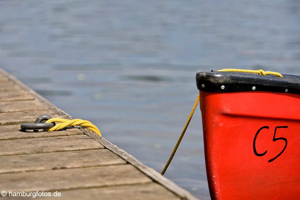 id114359 Hoelzerner Bootssteg mit locker angebundenem Ruderboot