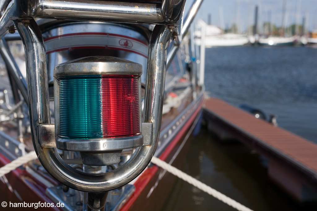 id114370 Close: rot-gruenes Positionslicht am Bug einer Segelyacht. Die Yachtliegt vertaeut im Hafen