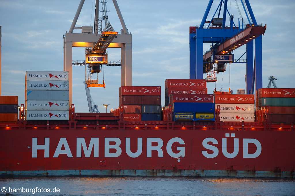 id501971 Hamburg bei Nacht, HHLA Containerterminal mit Schiff der Reederei Hamburg Süd. Lichter spiegeln sich im Wasser.