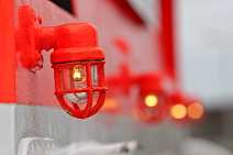 id114285 Decksbeleuchtung am Seenotrettungskreuzer "Minden" Lampe, Licht, Beleuchtung, Gluehbirne, Signalfarbe, rot, Sicherheit, Schiff, Bordwand, Deck,...