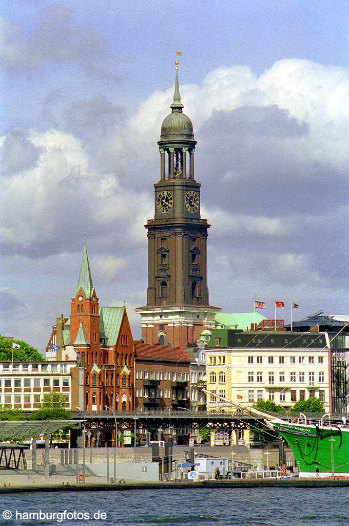 id100978 Skyline von Hamburg: Blick auf die St. Pauli Landungsbruecken und Michel.