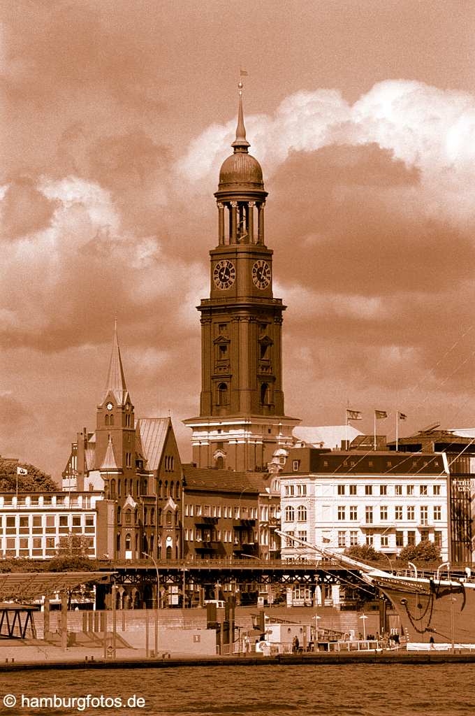 id100978 Skyline von Hamburg: Blick auf die St. Pauli Landungsbruecken und Michel.