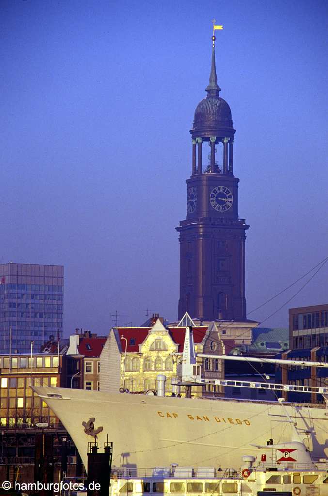 id100979 Skyline von Hamburg: Cap San Diego und St. Michaelis.