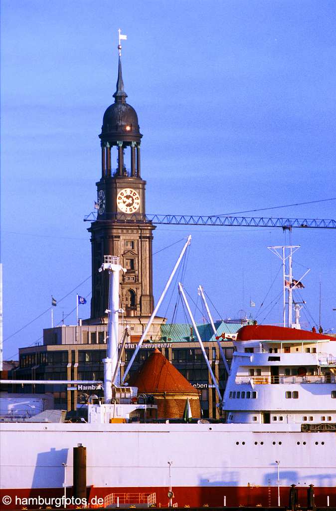 id101095 St. Michaelis das Wahrzeichen von Hamburg sowie Hauptkirche. Der Michel mit Cap san Diego im Hamburger Hafen.