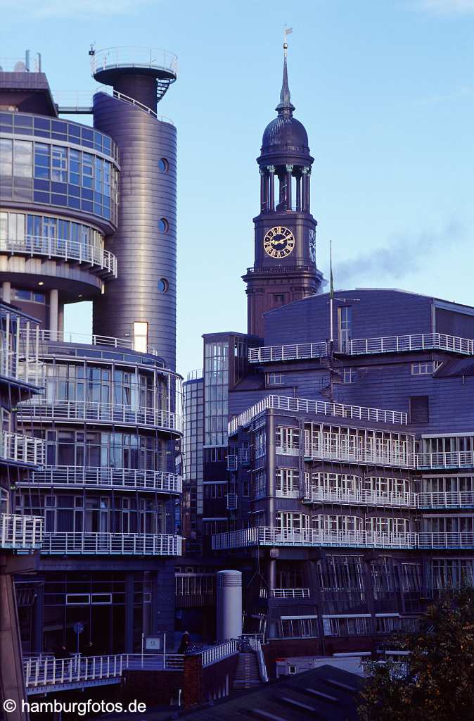 id101096 St. Michaelis das Wahrzeichen von Hamburg sowie Hauptkirche, im Vordergrund Gruner + Jahr.