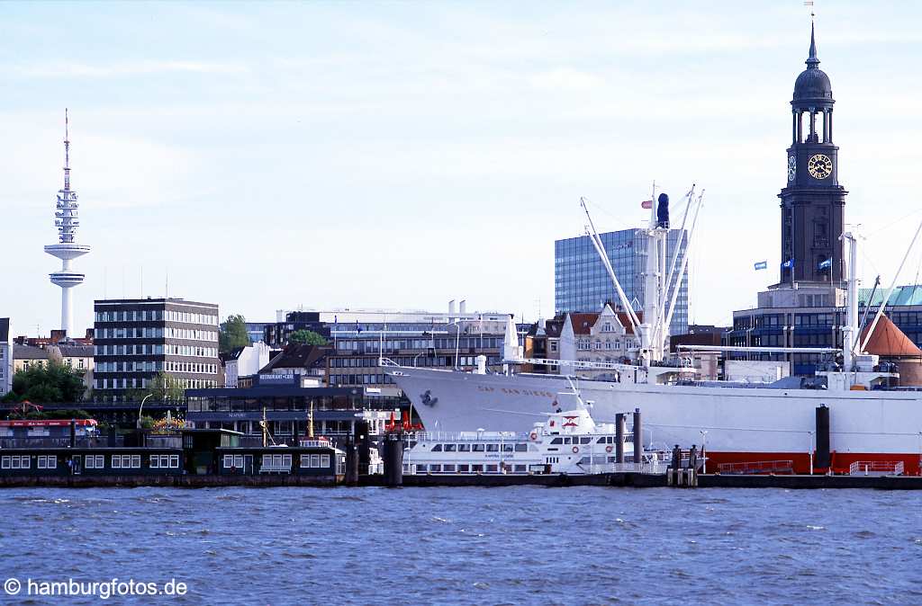 id101097 St. Michaelis das Wahrzeichen von Hamburg sowie Hauptkirche. Skyline mit Telemichel und Michel.