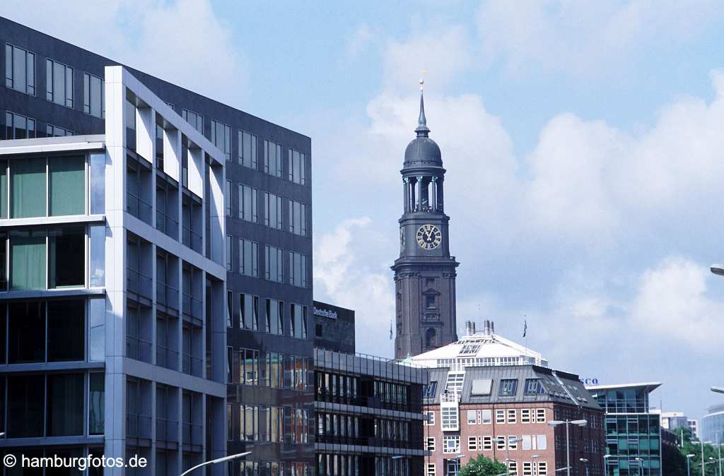 id101102 St. Michaelis das Wahrzeichen von Hamburg sowie Hauptkirche. Michel mit der Neustadt.