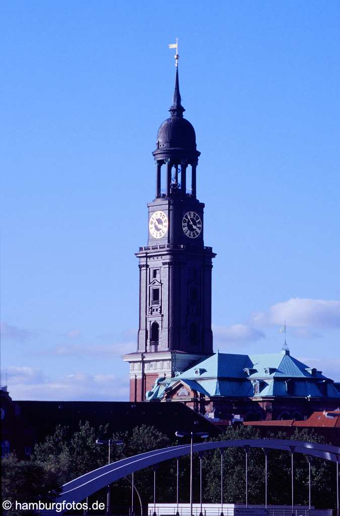 id101103 St. Michaelis das Wahrzeichen von Hamburg sowie Hauptkirche. Michel von der Hafencity.