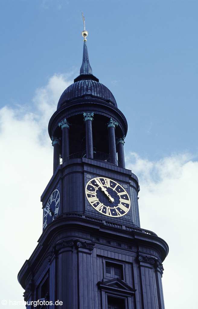 id101105 St. Michaelis das Wahrzeichen von Hamburg sowie Hauptkirche, der Turm.