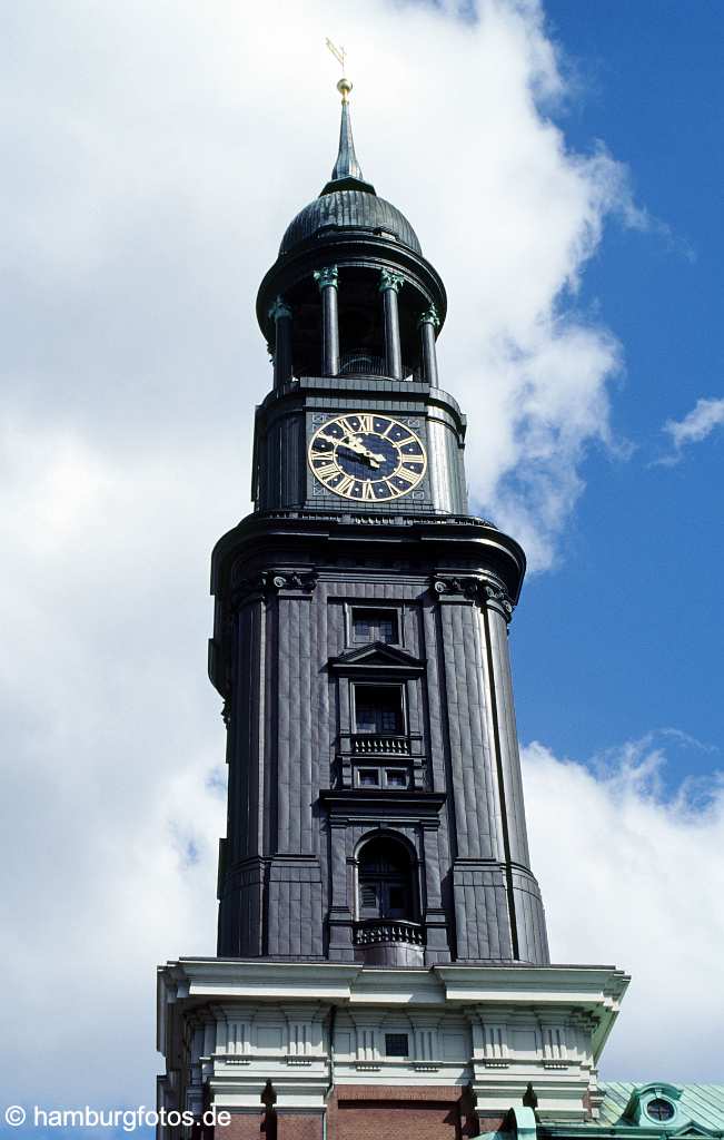 id101106 St. Michaelis das Wahrzeichen von Hamburg sowie Hauptkirche, der Turm und Wolken.