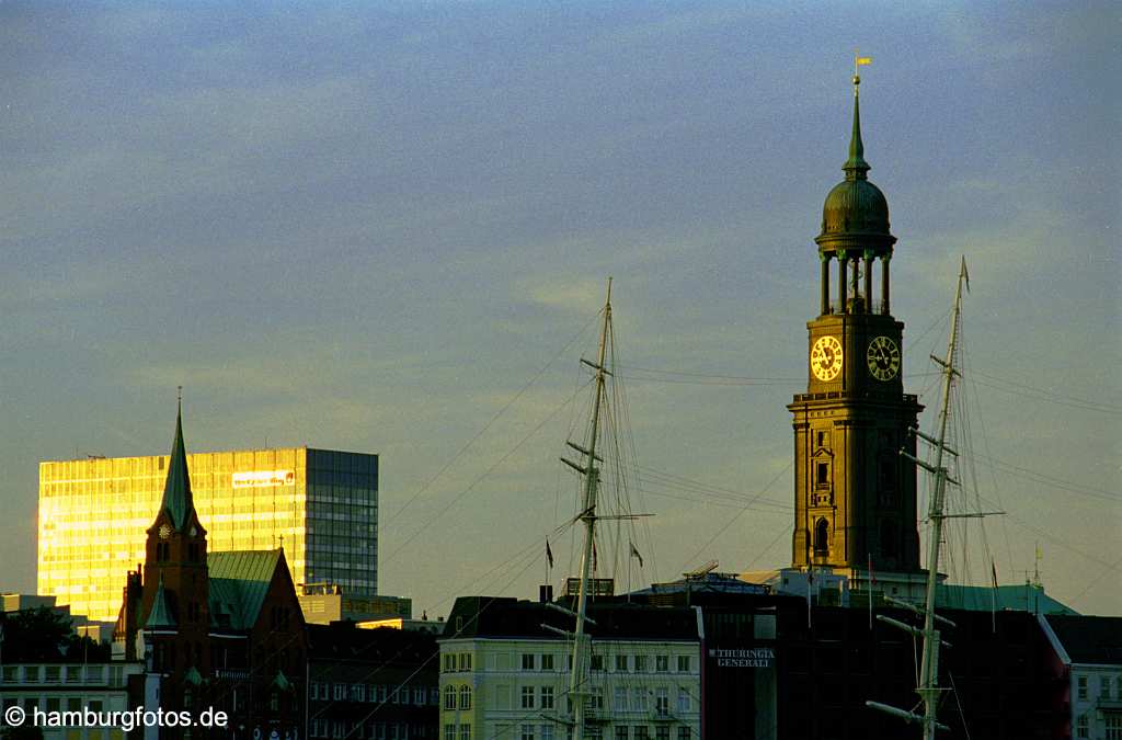 id101107 St. Michaelis das Wahrzeichen von Hamburg sowie Hauptkirche im Sonnenuntergang.