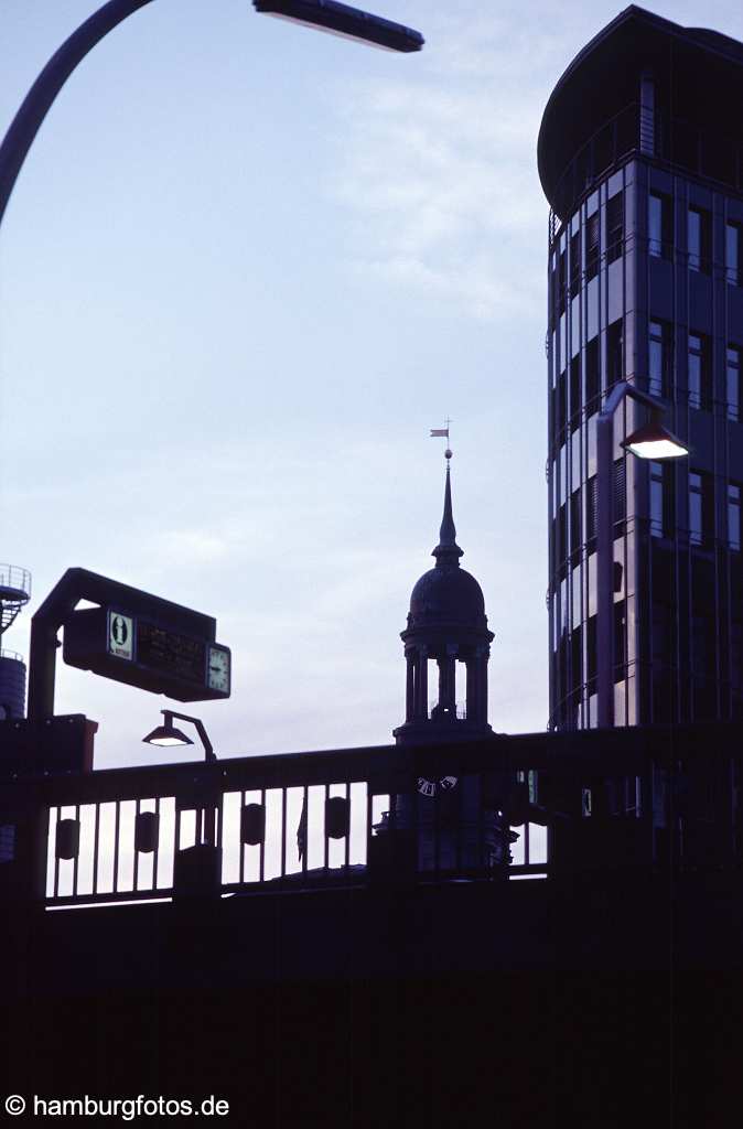 id101110 St. Michaelis das Wahrzeichen von Hamburg sowie Hauptkirche mit U-Bahnbruecke in der Daemmerung.