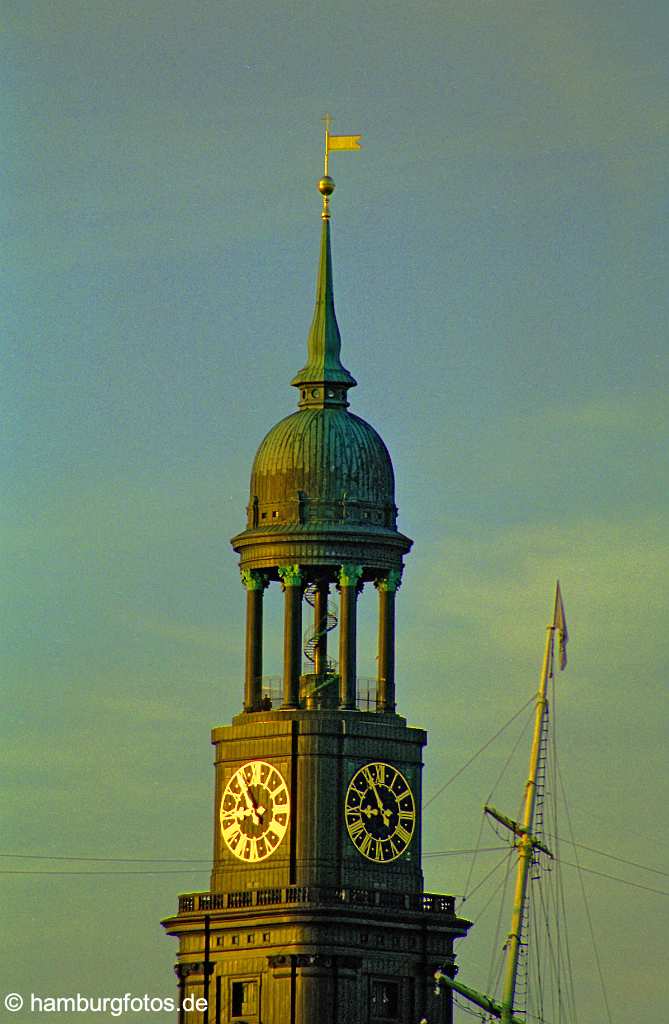 id101111 St. Michaelis das Wahrzeichen von Hamburg sowie Hauptkirche im Sonnenuntergang.