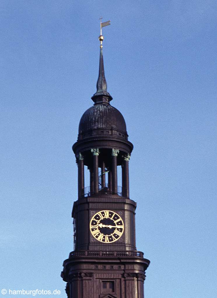 id101115 St. Michaelis das Wahrzeichen von Hamburg sowie Hauptkirche, Turmspitze.