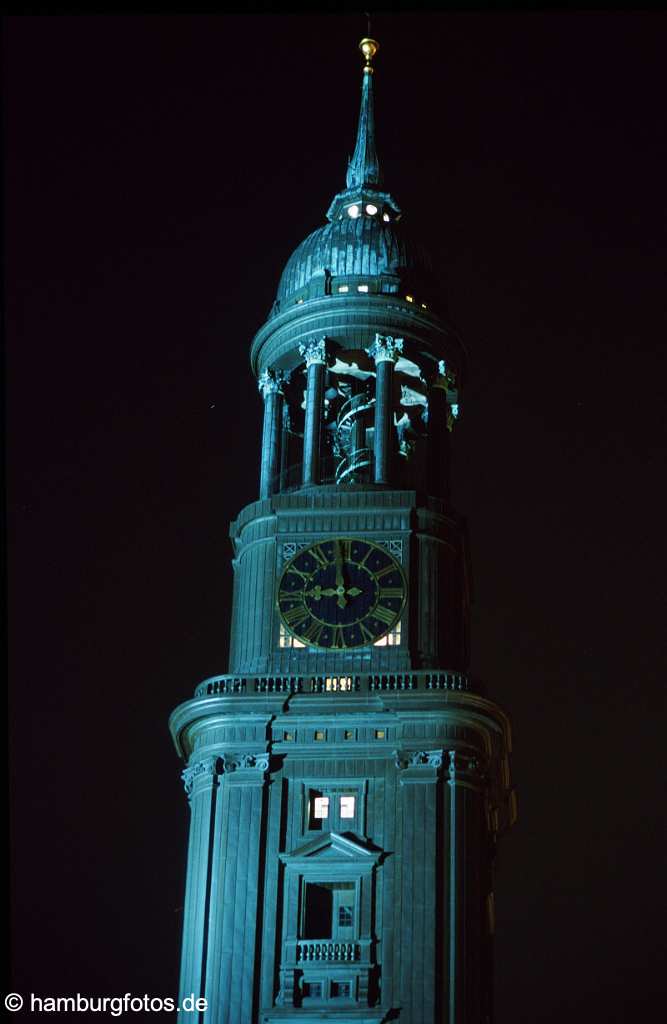 id101116 St. Michaelis das Wahrzeichen von Hamburg sowie Hauptkirche, Turmspitze bei Nacht.