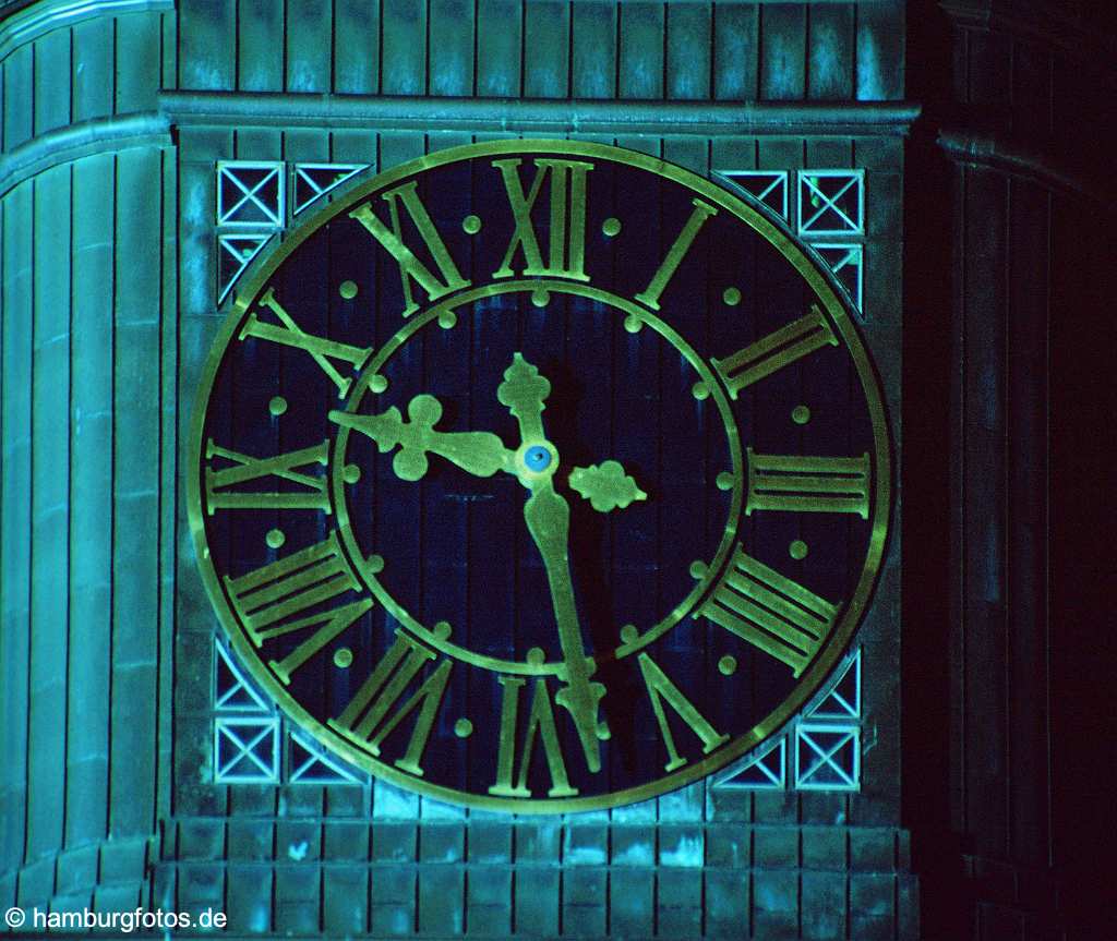 id101117 St. Michaelis das Wahrzeichen von Hamburg sowie Hauptkirche, die Turmuhr bei Nacht.