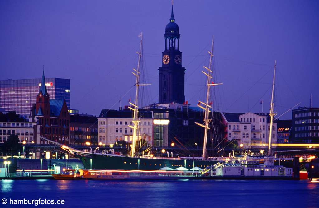 id101118 St. Michaelis das Wahrzeichen von Hamburg sowie Hauptkirche. Skyline von Hamburg mit dem Michel in der Mitte.