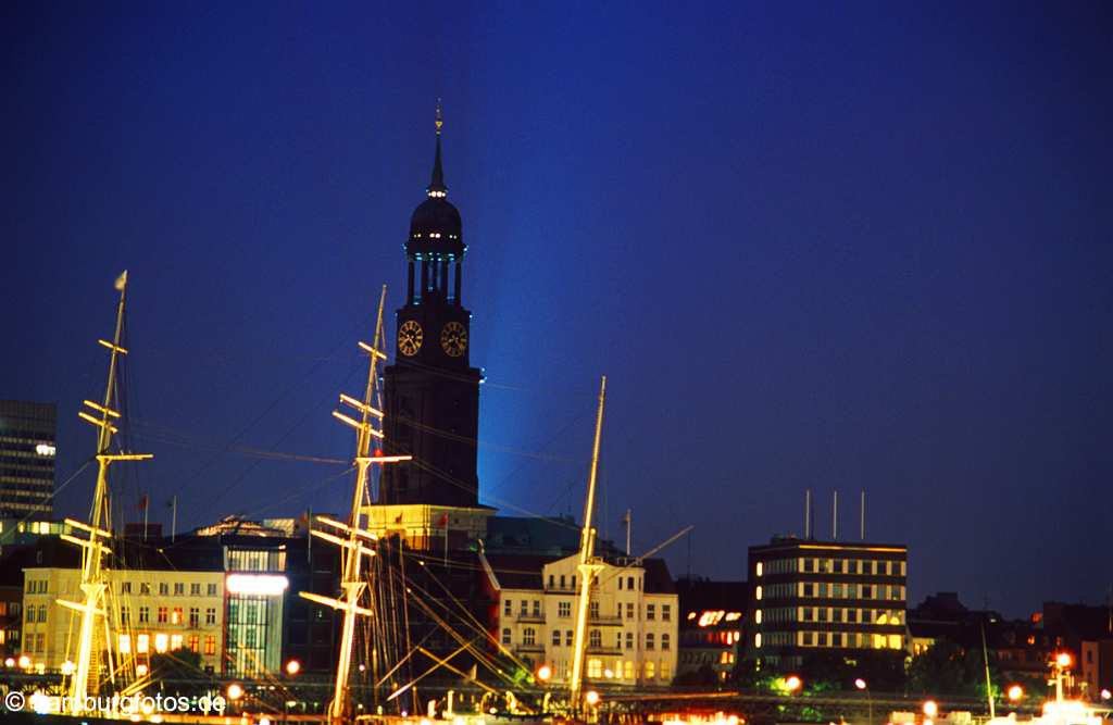 id101119 St. Michaelis das Wahrzeichen von Hamburg sowie Hauptkirche. Skyline von Hamburg mit dem Michel in der Mitte.