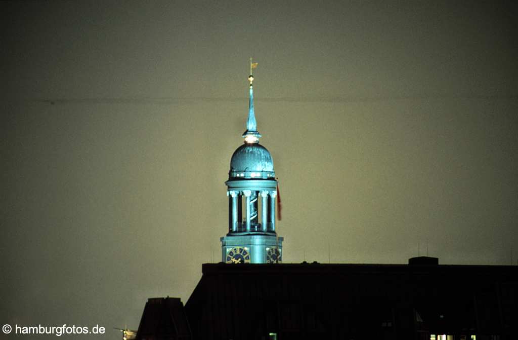 id101120 St. Michaelis das Wahrzeichen von Hamburg sowie Hauptkirche. Die Turmspitze vom Michel bei Nacht, angestrahlt.