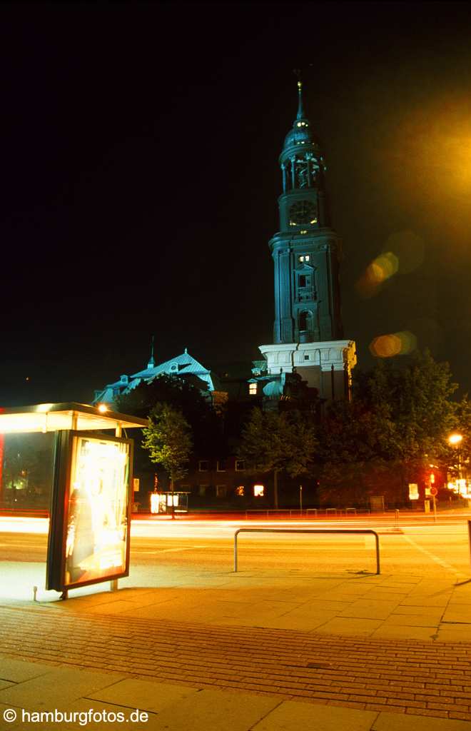 id101121 St. Michaelis das Wahrzeichen von Hamburg sowie Hauptkirche. Der Michel an der Ost West Strasse mit Lichtspuren vorbeifahrender Autos bei Nacht.