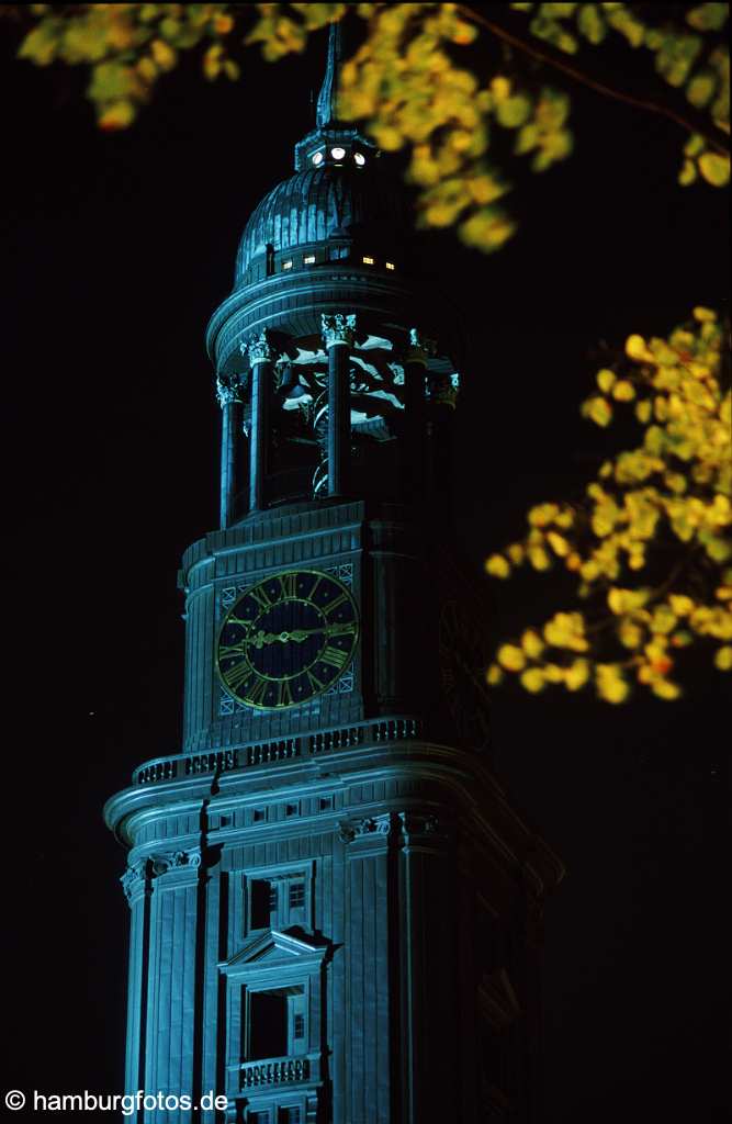 id101123 St. Michaelis das Wahrzeichen von Hamburg sowie Hauptkirche. Michel bei Nacht mit Blaettern, Zweig.