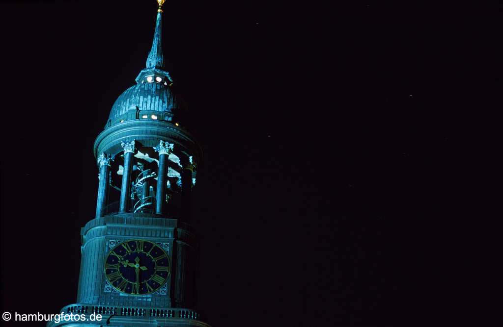 id101127 St. Michaelis das Wahrzeichen von Hamburg sowie Hauptkirche, Turmspitze bei Nacht.