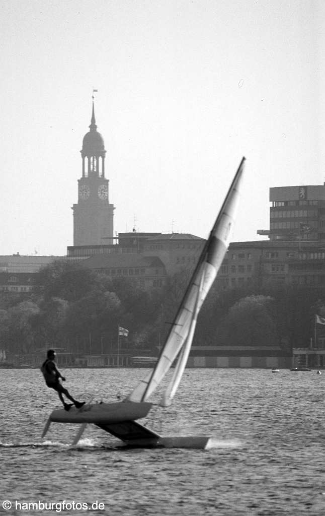 id10133 Wahrzeichen St. Michaelis (Michel) Hamburg - Alster, Segeln