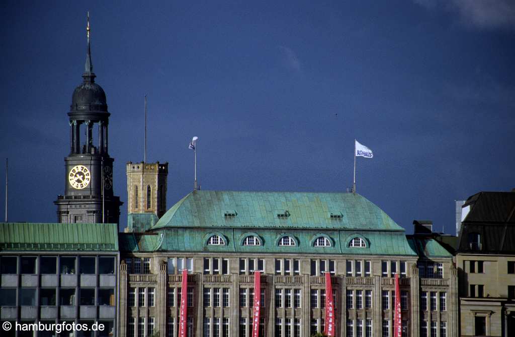 id102221 Hamburg - Alsterhaus am Jungfernstieg, St. Michaelis | Kupferdaecher, Kupfer, Cu, Dach, Daecher, Statuen, Statue, gruen, Gruenflaeche, Gruenflaechen, Himmel, Sky, Metall, Oxydation, oxydieren, Gruenspan, Element, Schwermetall | copper, green, roof, verdigris