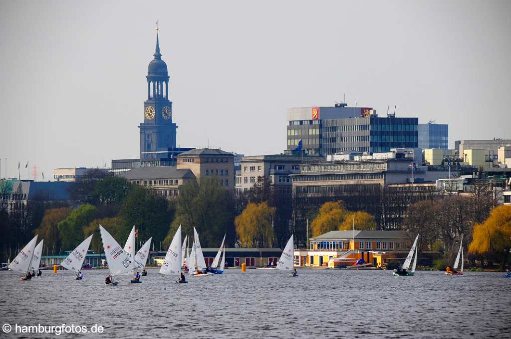 id500021 Hamburg, die Hamburger Aussenalster mit Segelbooten. Es ist ein sonniger Tag und der Wind weht fuehr ein angenehmens Segelvergnuegen.