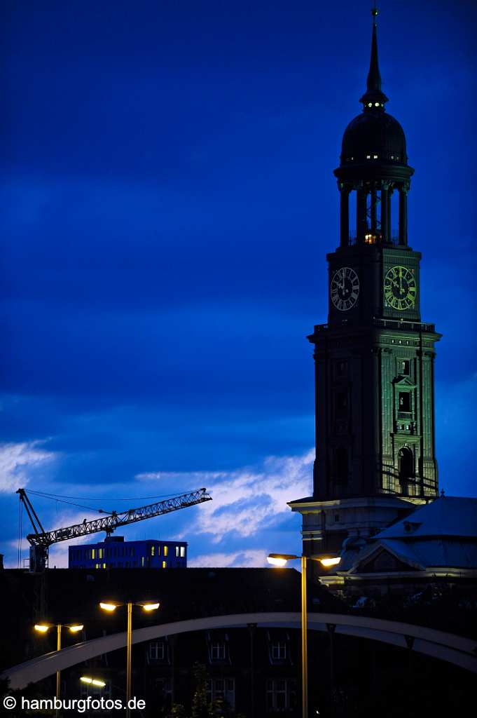 id500950 Hamburg bei Nacht, Turm von St. Michaelis im tiefblauen Nachthimmel.