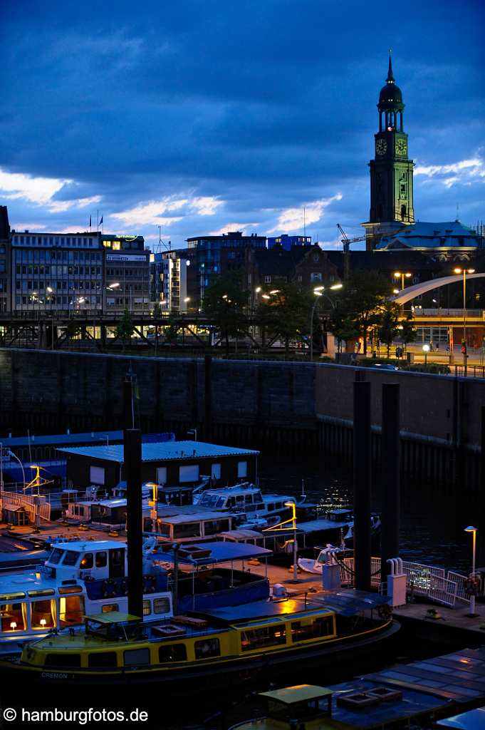 id500953 Hamburg bei Nacht, Binnenhafen mit Barkassen,,Turm von St. Michaelis im tiefblauen Nachthimmel.