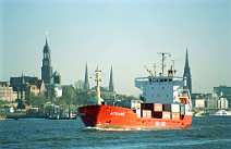 id103301 Hamburg | Hamburger Hafen | Kleines Containerschiff zischen St. Michaelis und St. Nikolai