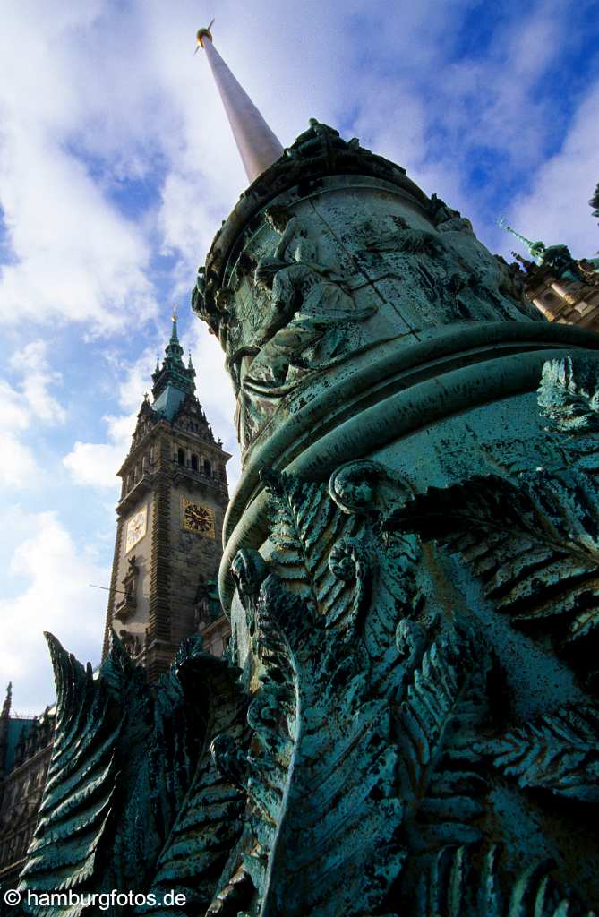 id102210 Hamburg - Rathausmarkt, Fahnenmast mit dem Turm vom Hamburger Rathaus