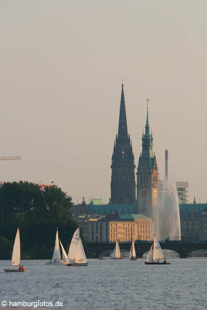 id105561 Hansestadt Hamburg | Fotografien rund um die Alster | Skyline mit St.Nikolai, Hamburger Rathaus, Alsterfontaine, Segelbooten