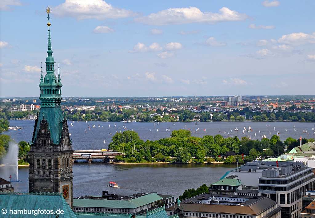 id501753 Blick über die Alster mit Turmspitze vom Hamburger Rathaus