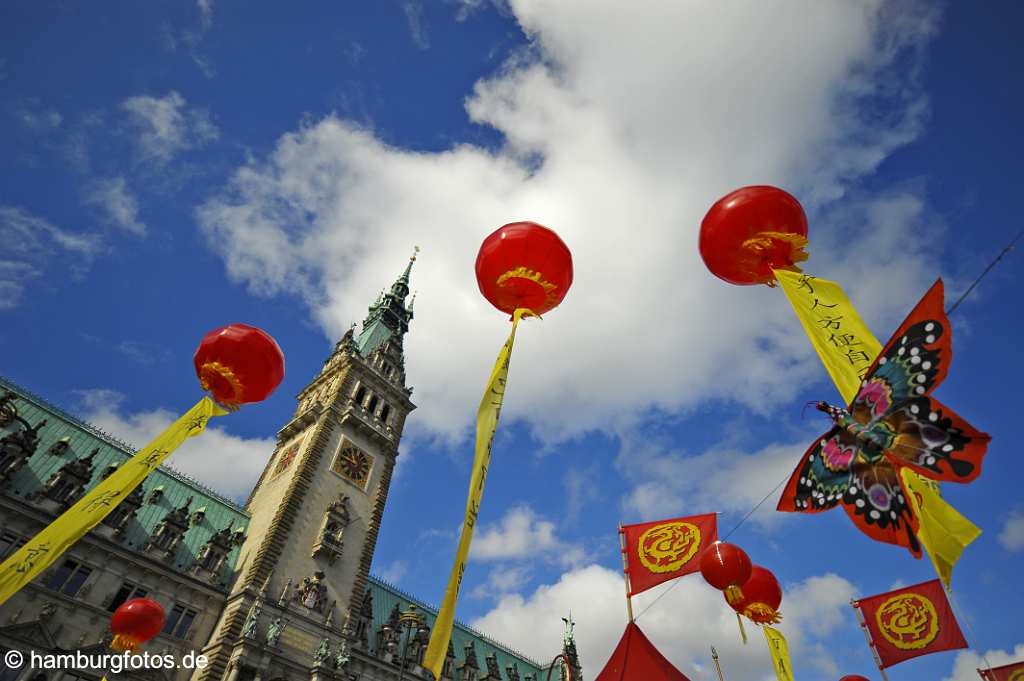 id501830 Hamburg Rathausmarkt, China Time 2008. Es ist ein schoener, sonniger Tag.