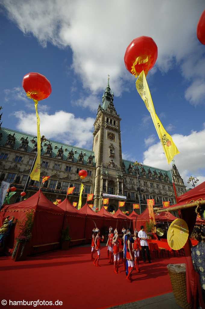 id501833 Hamburg Rathausmarkt, China Time 2008. Es ist ein schoener, sonniger Tag. Chinesische Maedchen fuehren eine volkloristische Darbietung vor.