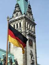 id10122 Hamburger Rathaus mit Deutschlandfahne