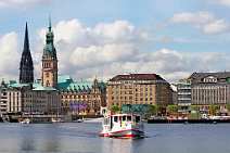 id106834 Hamburg | Skyline mit Binnenalster und Alsterschiff, Rathaus und St. Nikolai im Hintergrund