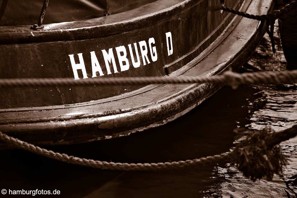 id501699 Schiffsheck mit Schriftzug Hamburg