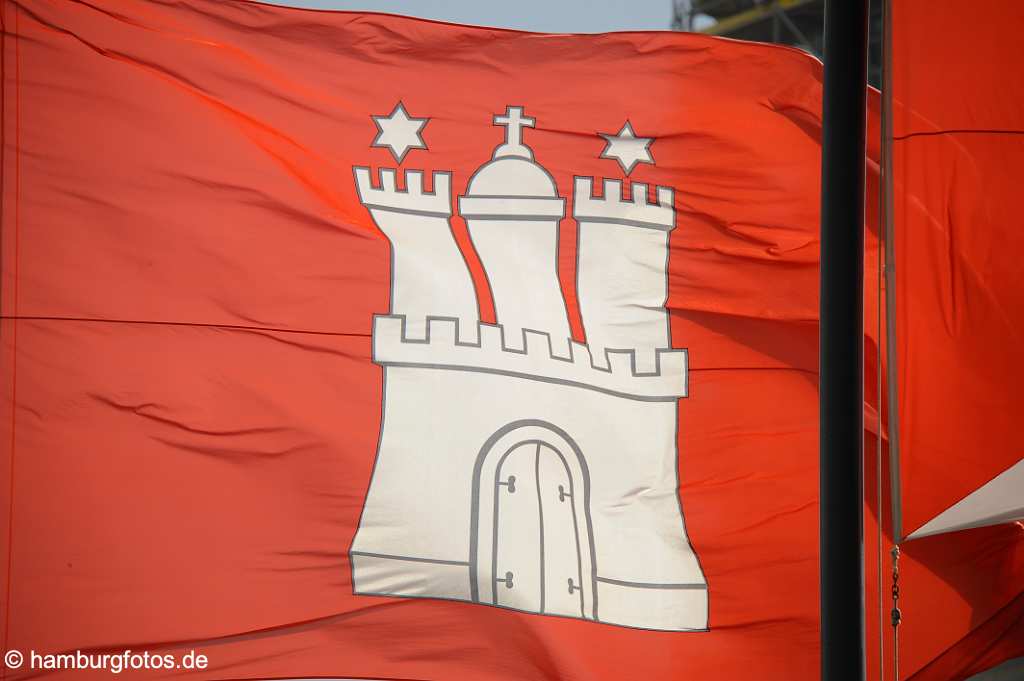 id504967 Hamburgfahne mit dem Hamburg-Wappen, rot weiß