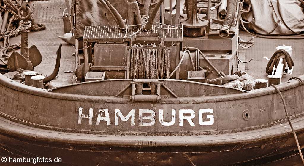 id510994 Schiffsheck, rostig mit Schrift Hamburg