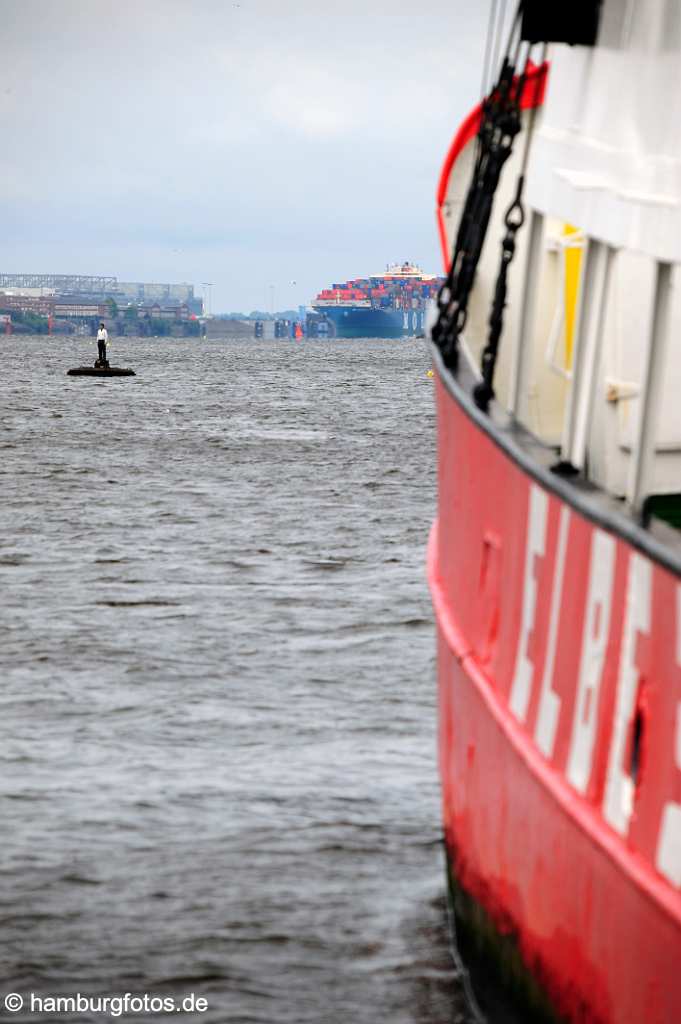 id514136 Elbe mit Containerschiff MOL und Feuerschiff ELBE 3