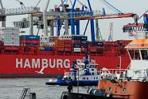id512356 Rote Schiffsbordwand mit Schriftzug Hamburg