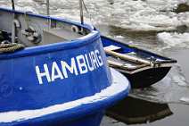 id515641 Schriftzug Hamburg auf blauen Schiffsheck, Ruderboot, Eischollen