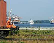 Hamburg Hafen Logistik Bilder von verschieden Transportmittel zu Land, Wasser und auf der Schiene